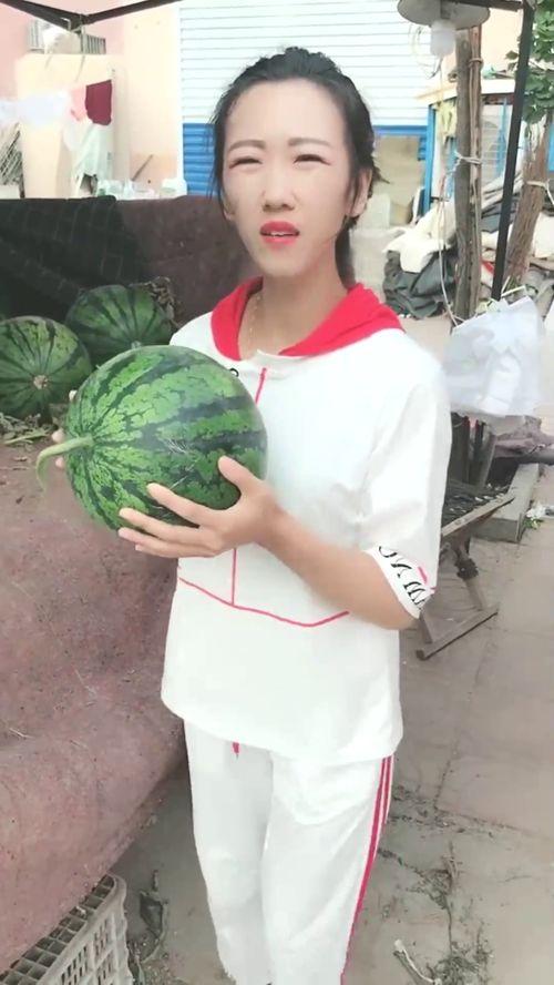 红色衣服吃瓜,一场视觉与味蕾的双重盛宴