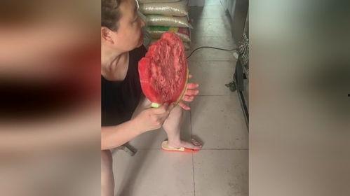 女子买瓜吃瓜的样子,女子买瓜吃瓜的欢乐时光