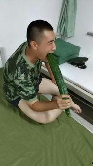 战友吃瓜,揭秘军营里的那些趣事