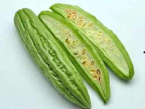 孩子搬板凳吃瓜